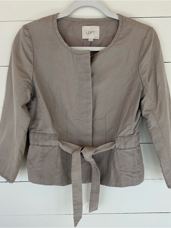 LOFT Jackets & Blazers - Loft Gray Cropped & Belted Utility Style Jacket Size 6P.